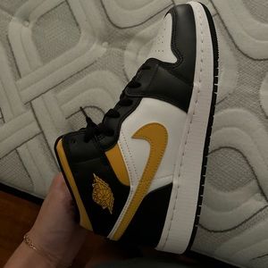 Jordan 1 mid top black and gold university’s